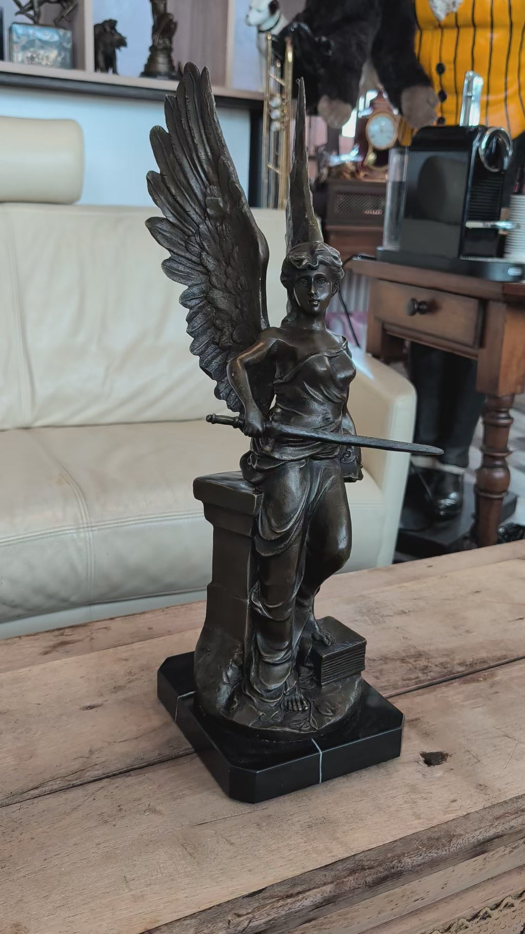 Bronzeskulptur Geflügelte Römische Göttin auf Marmorsockel – Signiert, 55 cm, 9 kg