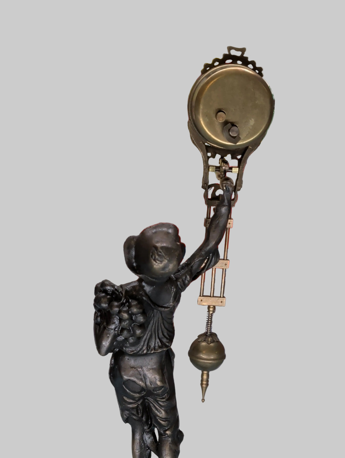 Horloge pendule Art nouveau – Dame avec grappe de raisin, Fonctionnelle, 38 cm