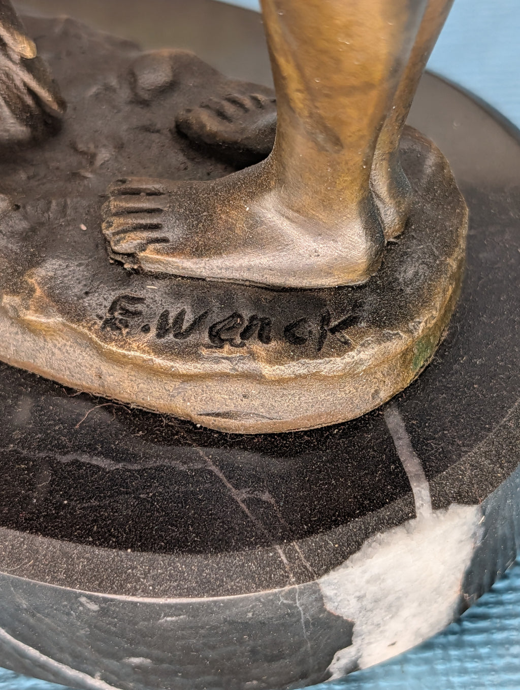 Bronzefigur Lady mit Storch spielend – Elegante Skulptur, Sammlerstück