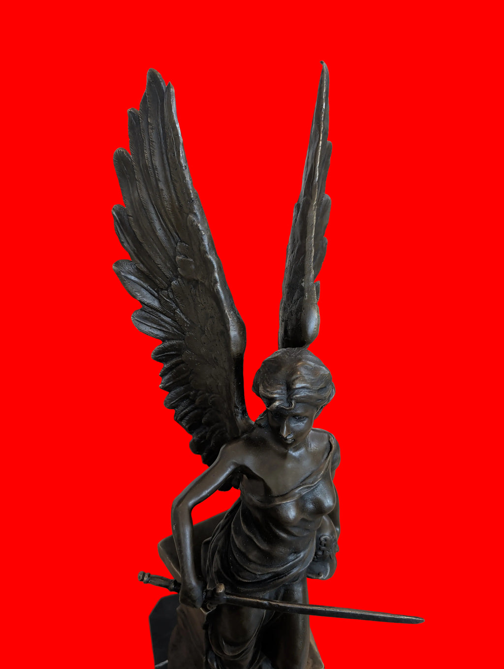 Bronzeskulptur Geflügelte Römische Göttin auf Marmorsockel – Signiert, 55 cm, 9 kg