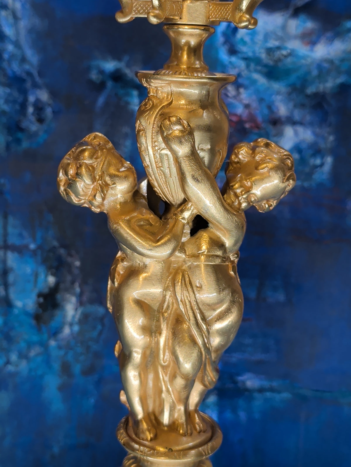 Antike Barock-Kandelaber Kerzenständer – Vergoldete Bronze mit Putten, 2er Set, 64 cm