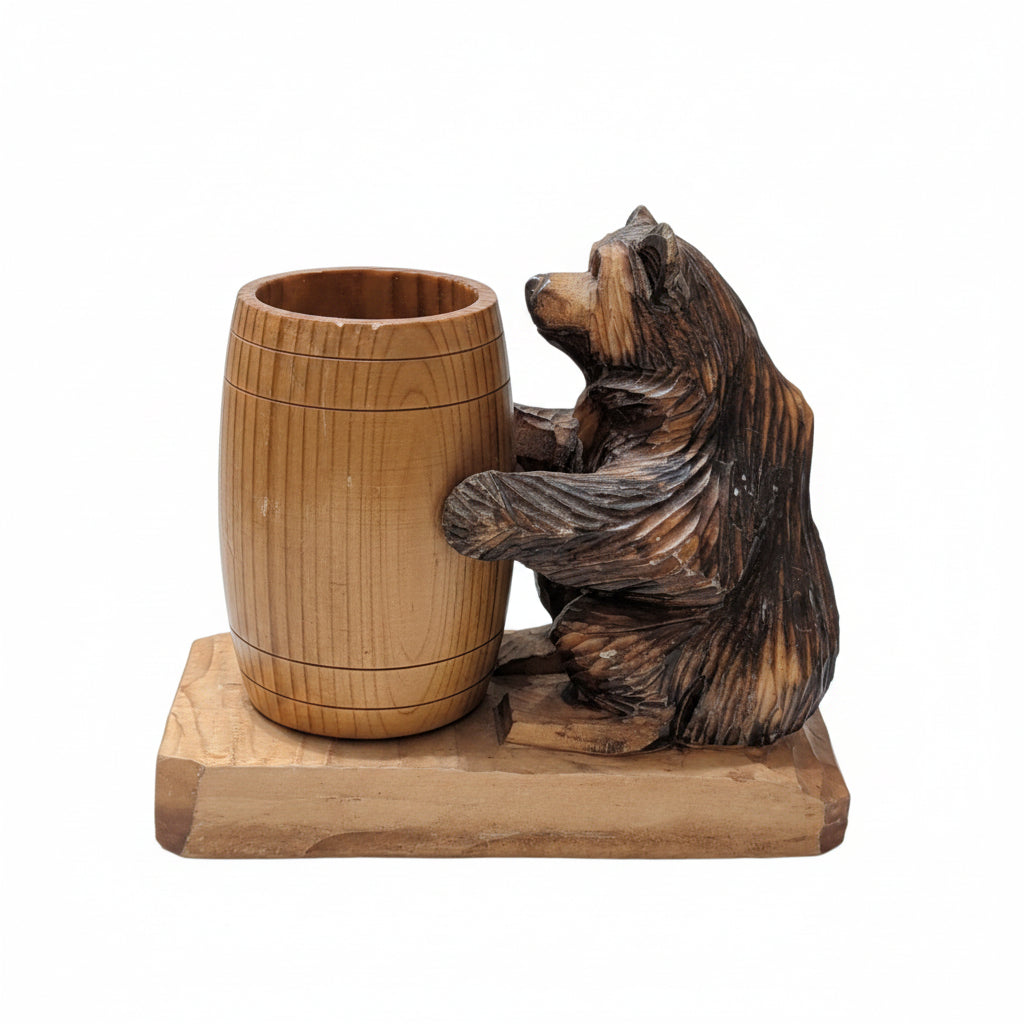 Figurine vintage en bois – Ours avec baril à cure-dents, hauteur 11 cm