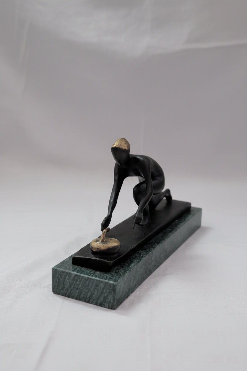 Figurine en bronze joueuse de curling style Art Déco – sur socle en marbre, pièce de collection Suisse