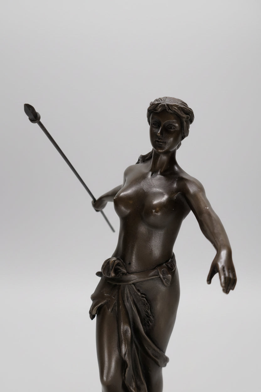Bronzeskulptur Diana Kriegerin mit Speer – Signiert R. Leger, Art Déco, 41 cm