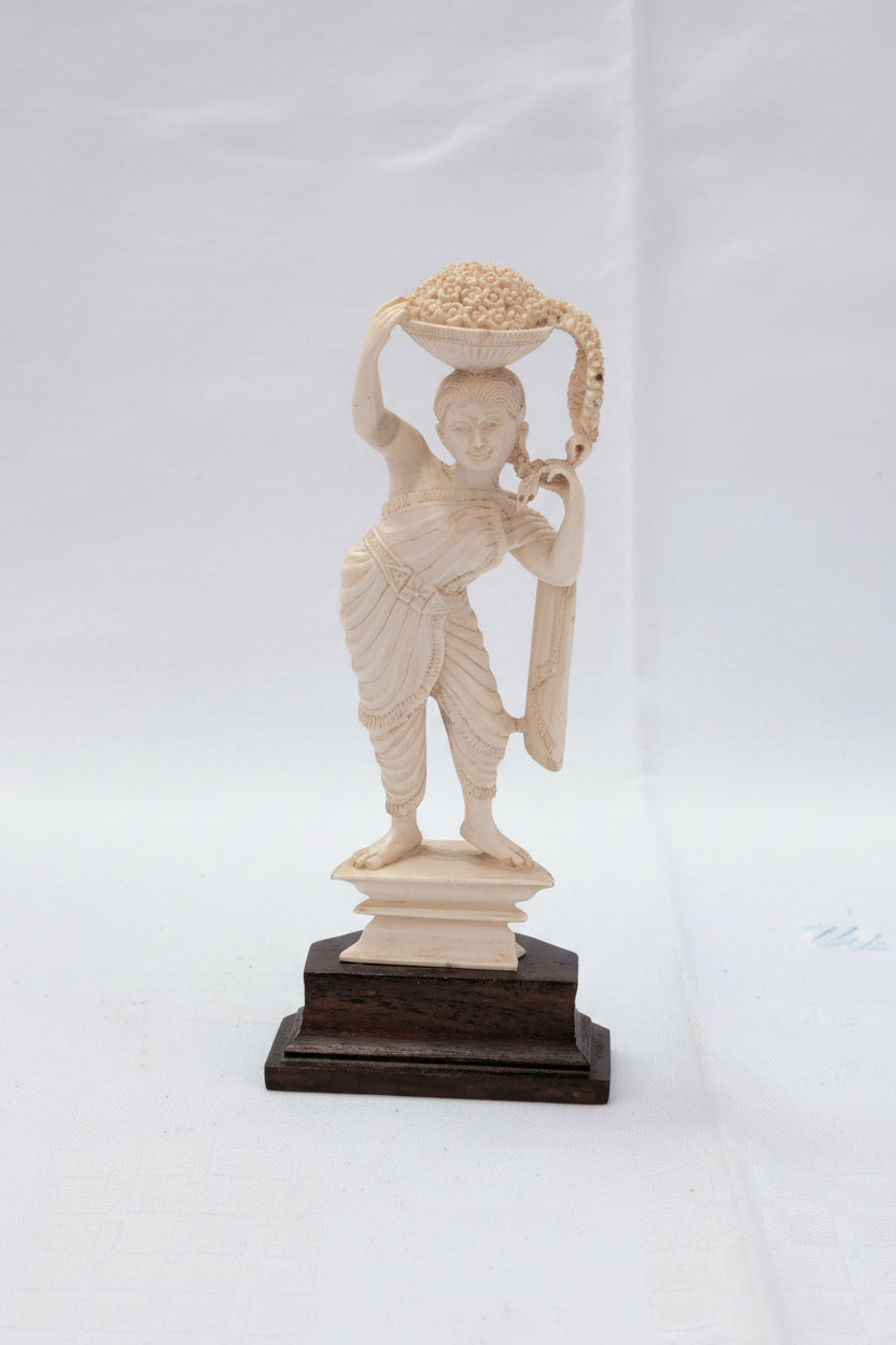 Vintage Figur im Elfenbein-Stil – 1950er/60er Jahre, Höhe 19 cm