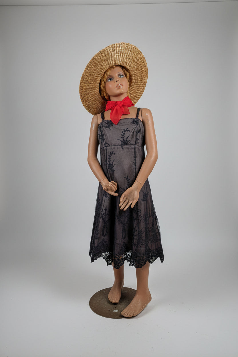 Kind Schaufensterpuppe mit Kleid und Hut – Antik, Liebhaberstück