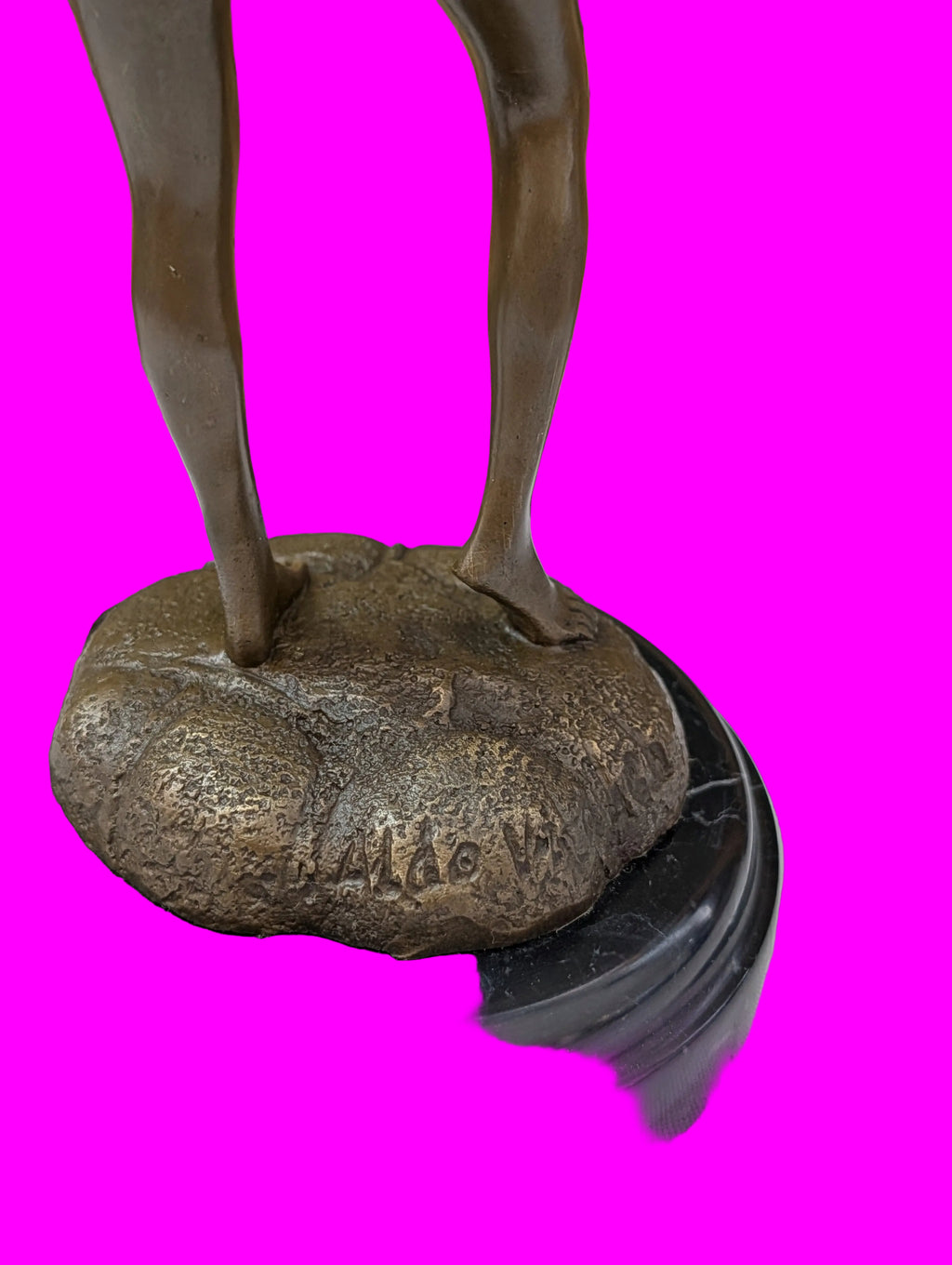 Bronzefigur Dame ihre Schönheit zeigend – Elegante Skulptur
