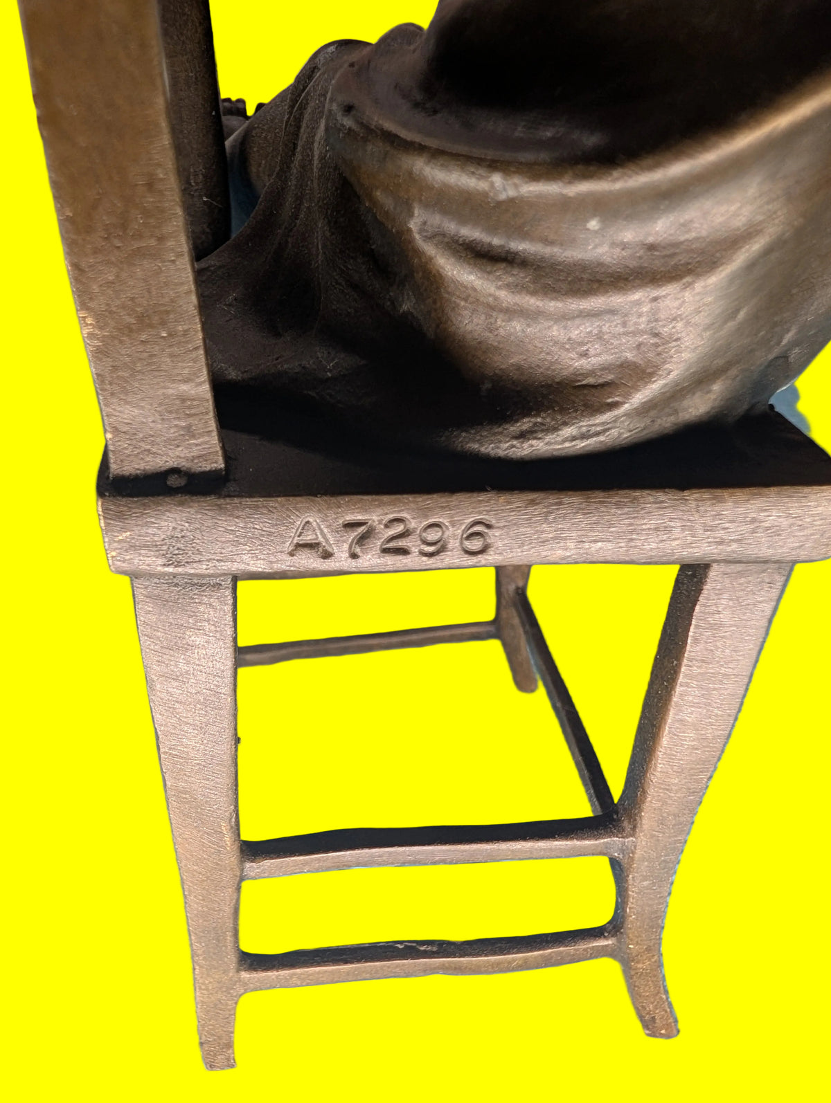 Bronze Figur Mädchen auf Stuhl – Feine Bronzeskulptur, Sammlerobjekt