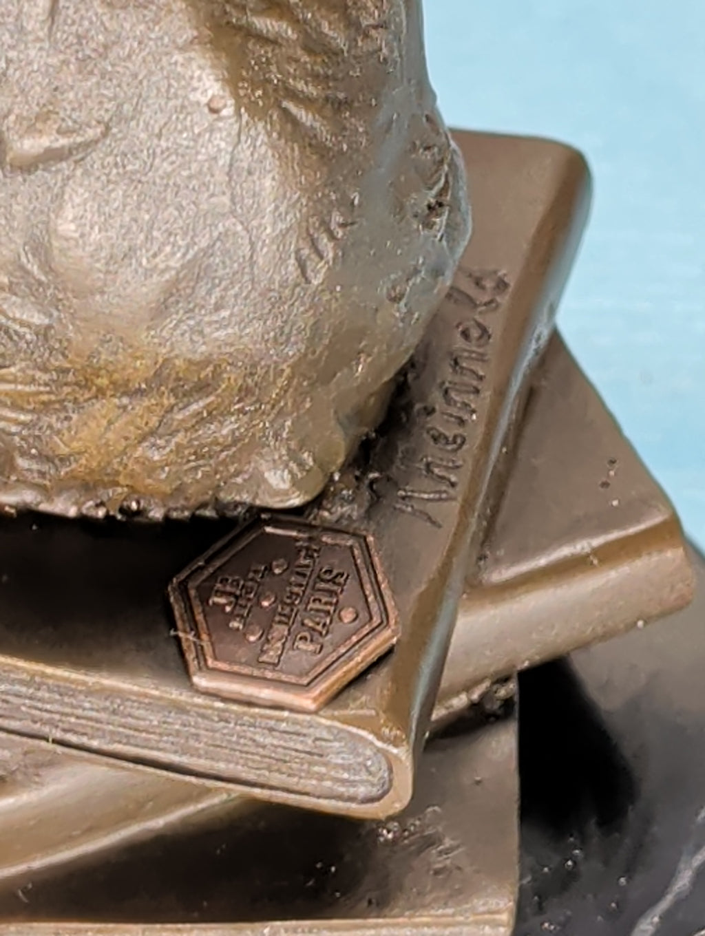 Moderne Bronzefigur Nachdenkender Affe mit Schädel – Signiert, 100% Bronze, 15 cm
