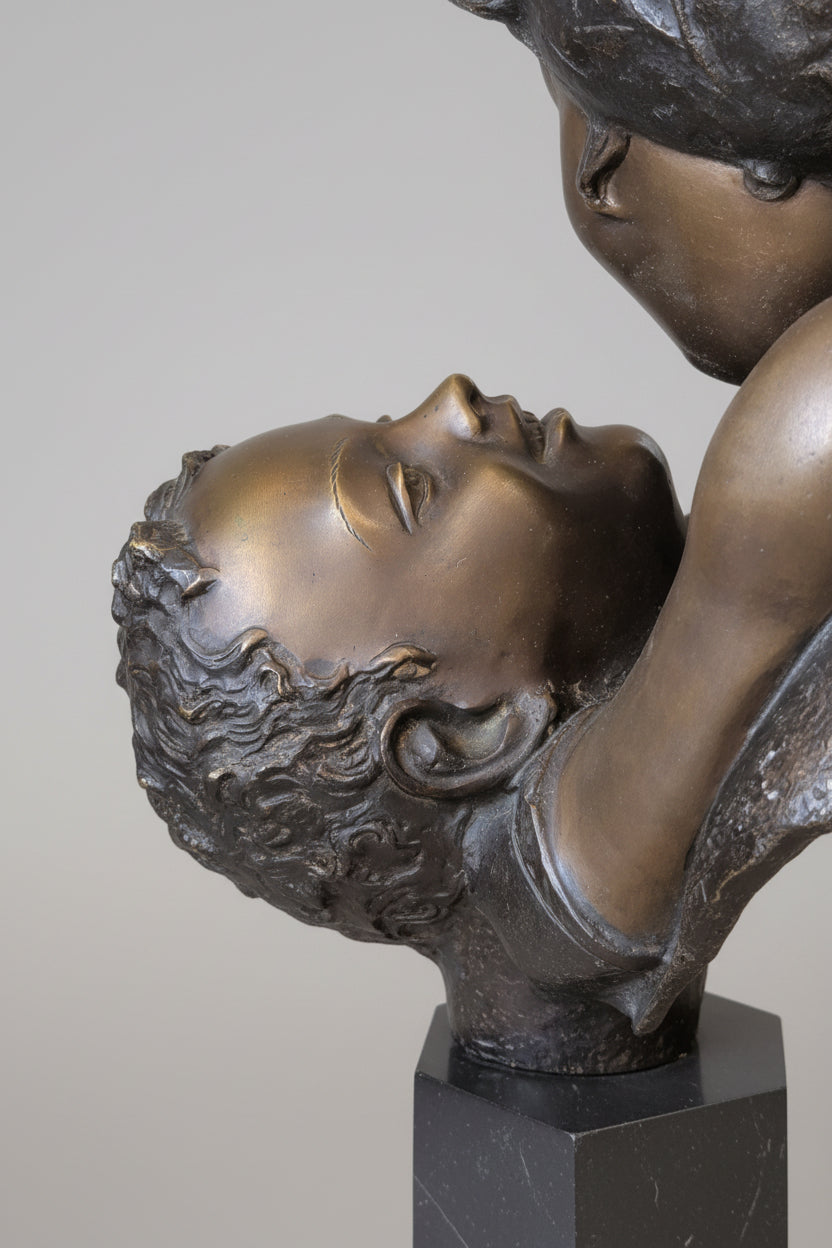 Figur Mutter und Kind auf Marmorsockel – Bronze oder Zinkguss, 47 cm