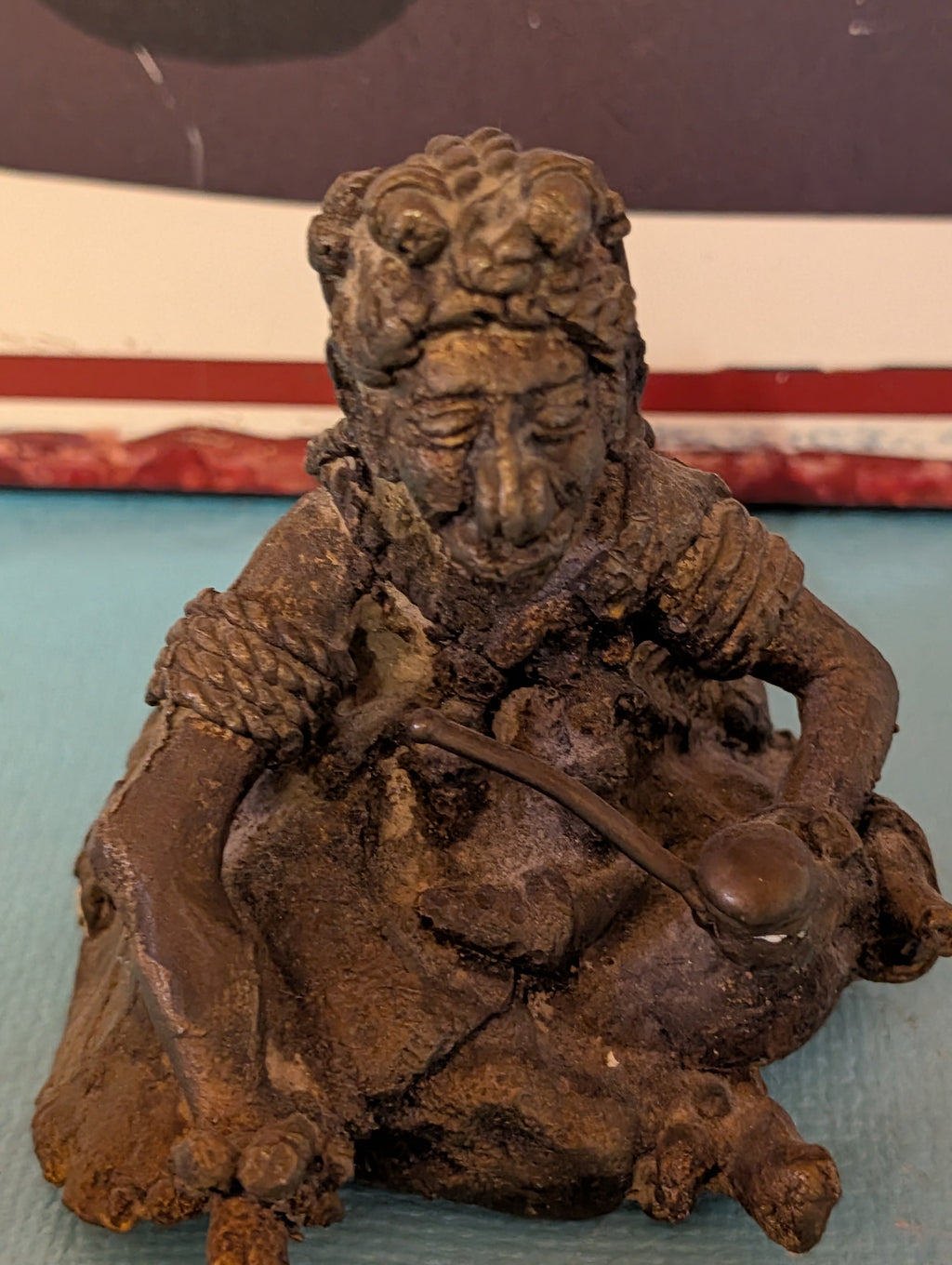 ANTIKER BRONZE ODER METALL FIGUR SITZENDEN MANNES GOTTHEIT