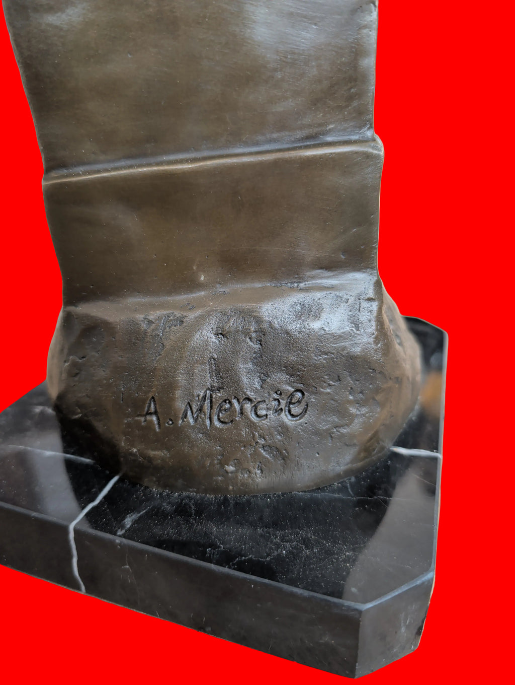 Bronzeskulptur Geflügelte Römische Göttin auf Marmorsockel – Signiert, 55 cm, 9 kg