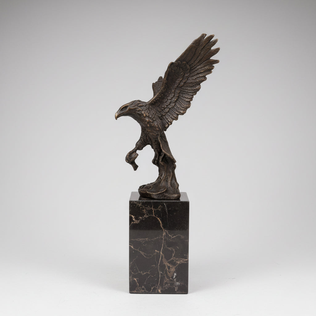 Moderne Bronzeskulptur Adler auf Marmorsockel – König der Berge, 100% Bronze, 36 cm