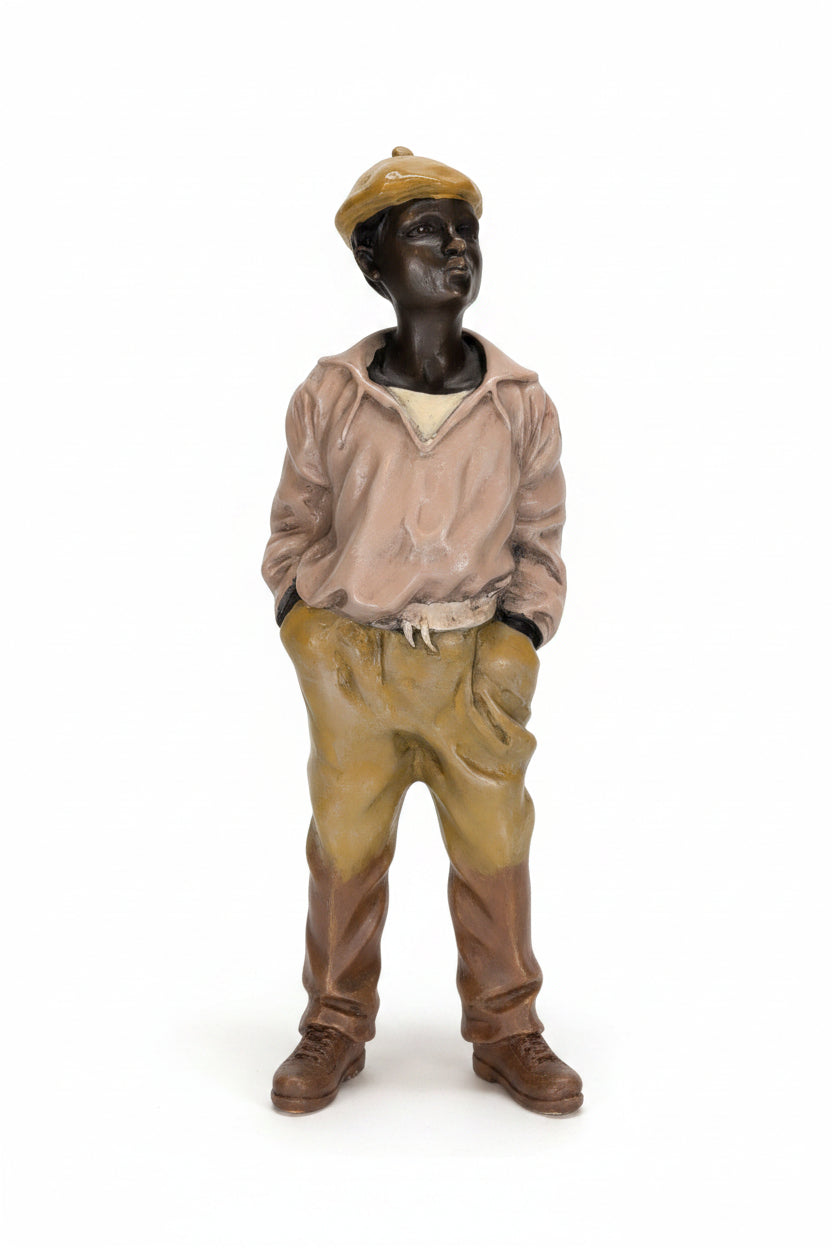 Moderne Bronzefigur Knabe mit Händen in der Tasche – Handbemalt, Signiert, 23 cm