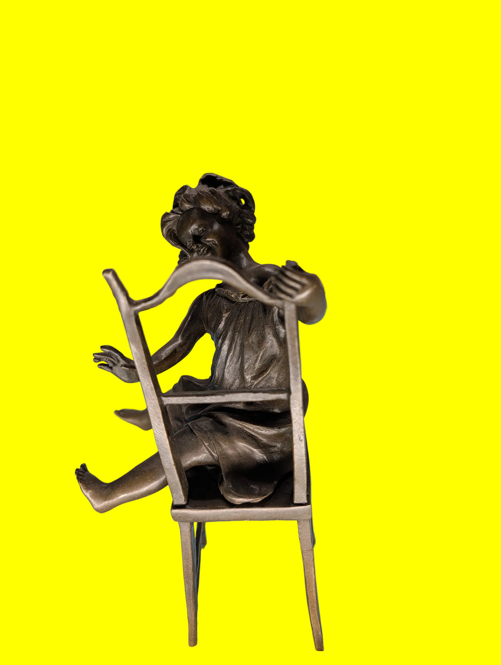 Bronze Figur Mädchen auf Stuhl – Feine Bronzeskulptur, Sammlerobjekt