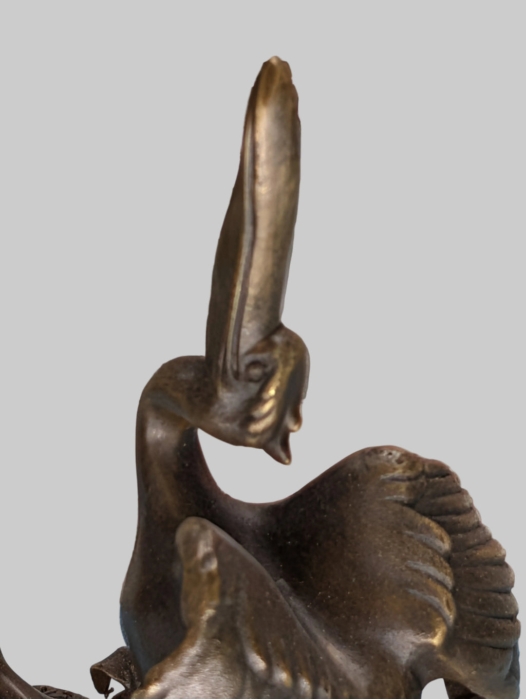 Bronzefigur Lady mit Storch spielend – Elegante Skulptur, Sammlerstück