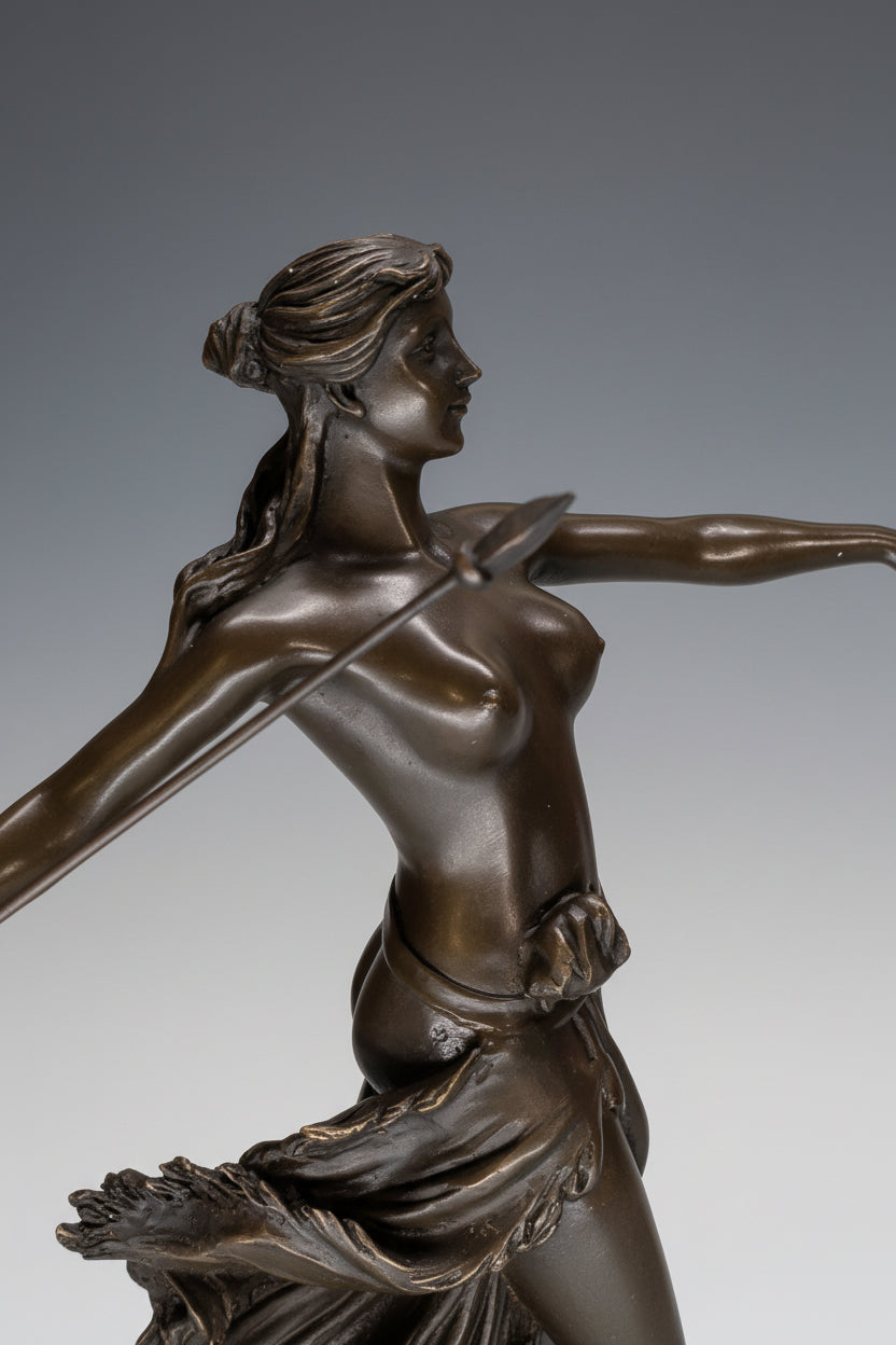 Bronzeskulptur Diana Kriegerin mit Speer – Signiert R. Leger, Art Déco, 41 cm