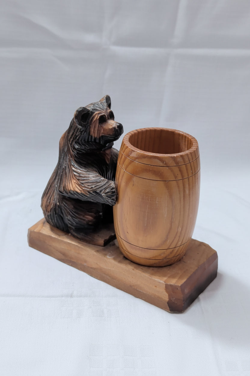 Figurine vintage en bois – Ours avec baril à cure-dents, hauteur 11 cm