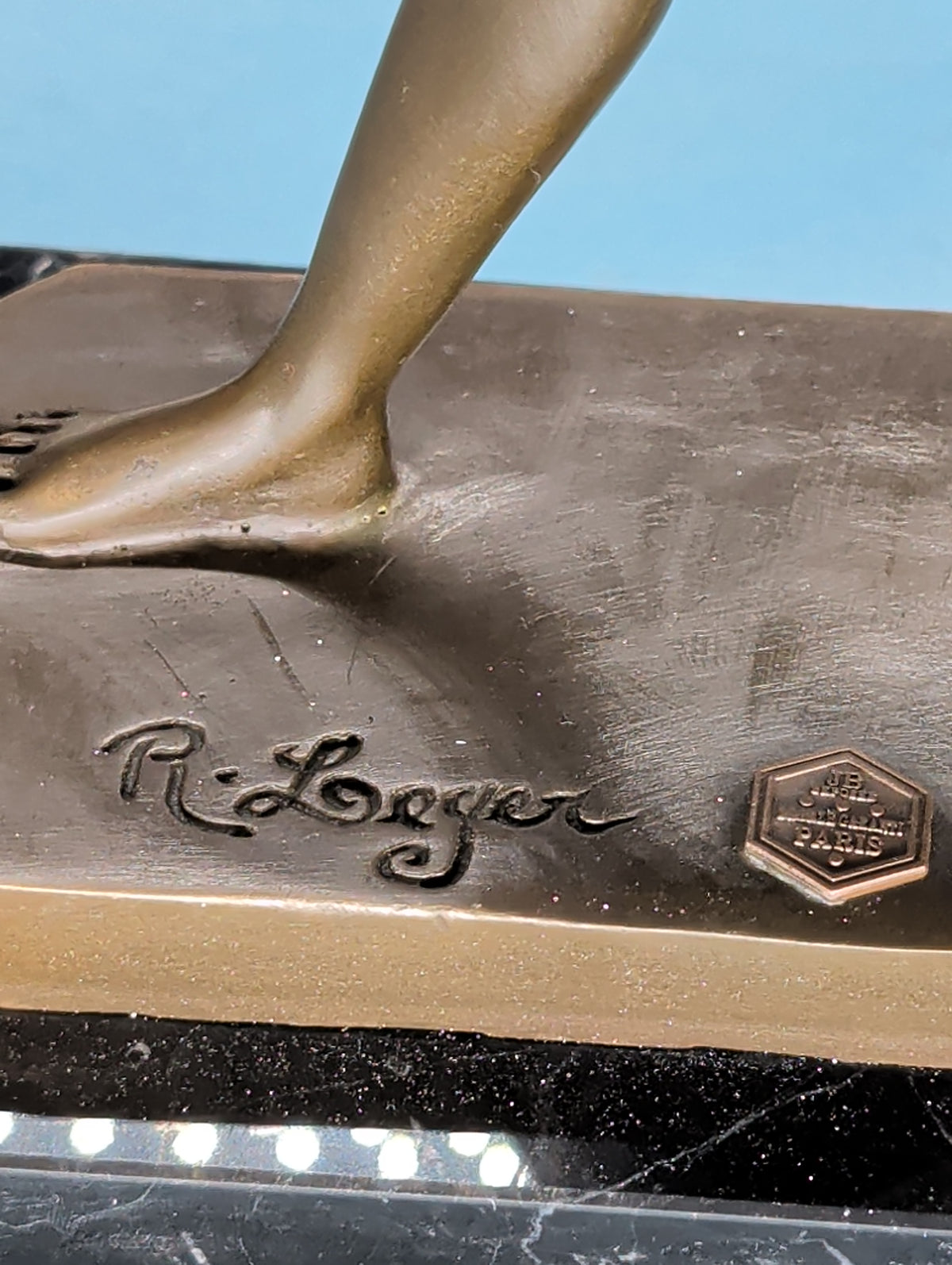 Bronzeskulptur Diana Kriegerin mit Speer – Signiert R. Leger, Art Déco, 41 cm