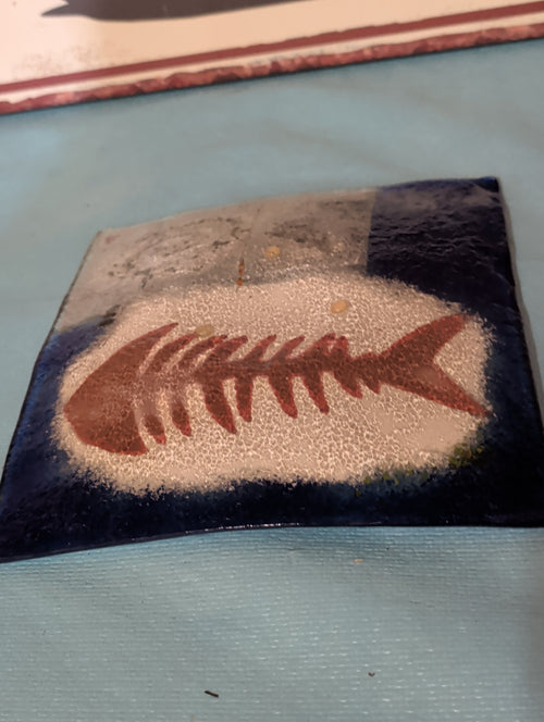 Antike Keramikschale mit Fischbemalung – 24 x 24 cm