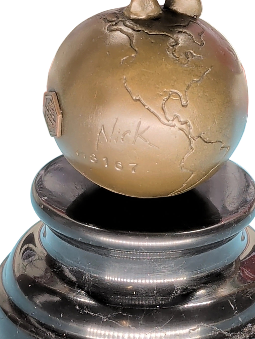 Moderne Bronzefigur Erdgöttin auf Weltkugel – Signiert, Gemarkt, 100% Bronze, 26 cm