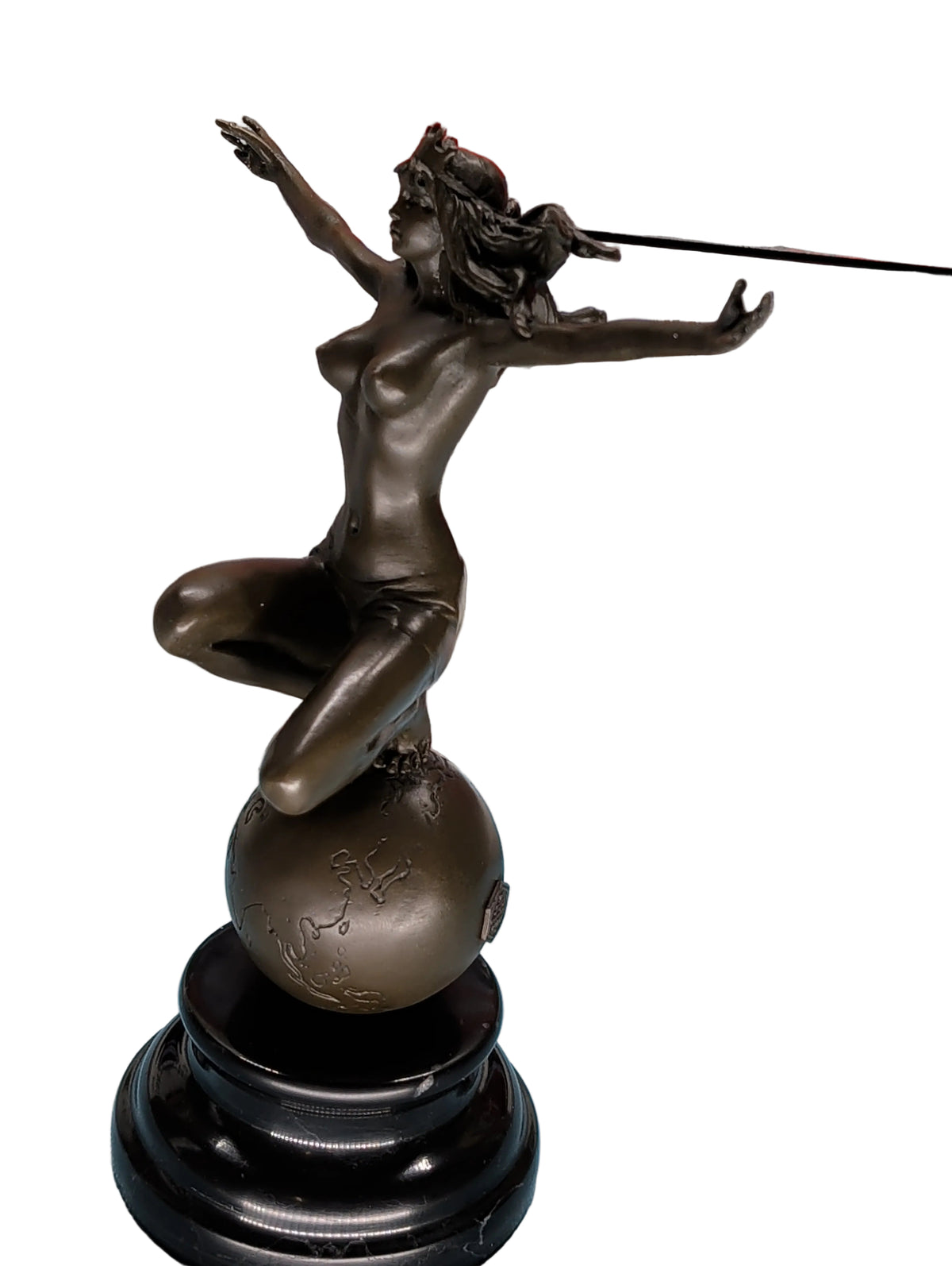 Moderne Bronzefigur Erdgöttin auf Weltkugel – Signiert, Gemarkt, 100% Bronze, 26 cm
