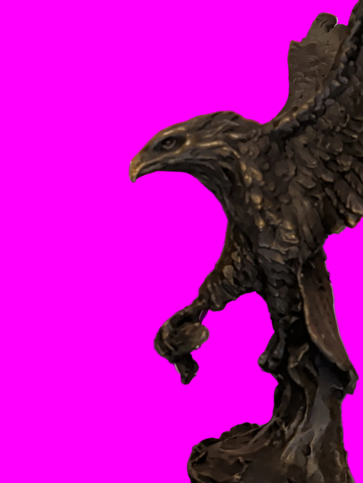 Moderne Bronzeskulptur Adler auf Marmorsockel – König der Berge, 100% Bronze, 36 cm