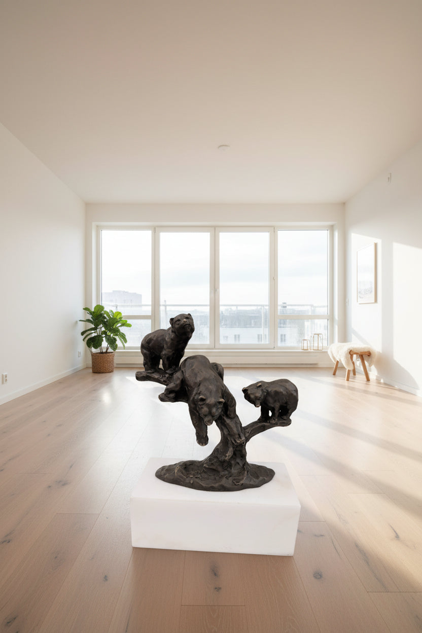 Sculpture en bronze Ours et ses petits jouant – sur socle en marbre blanc