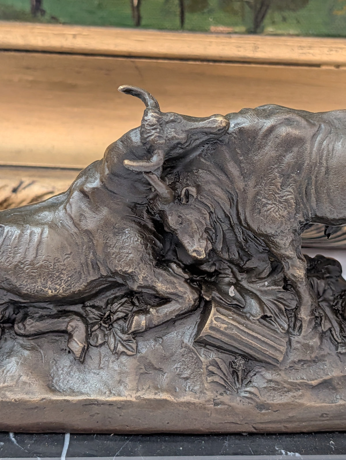 Bronzefiguren Kämpfende Tiere auf Marmorsockel – Sammlerstück