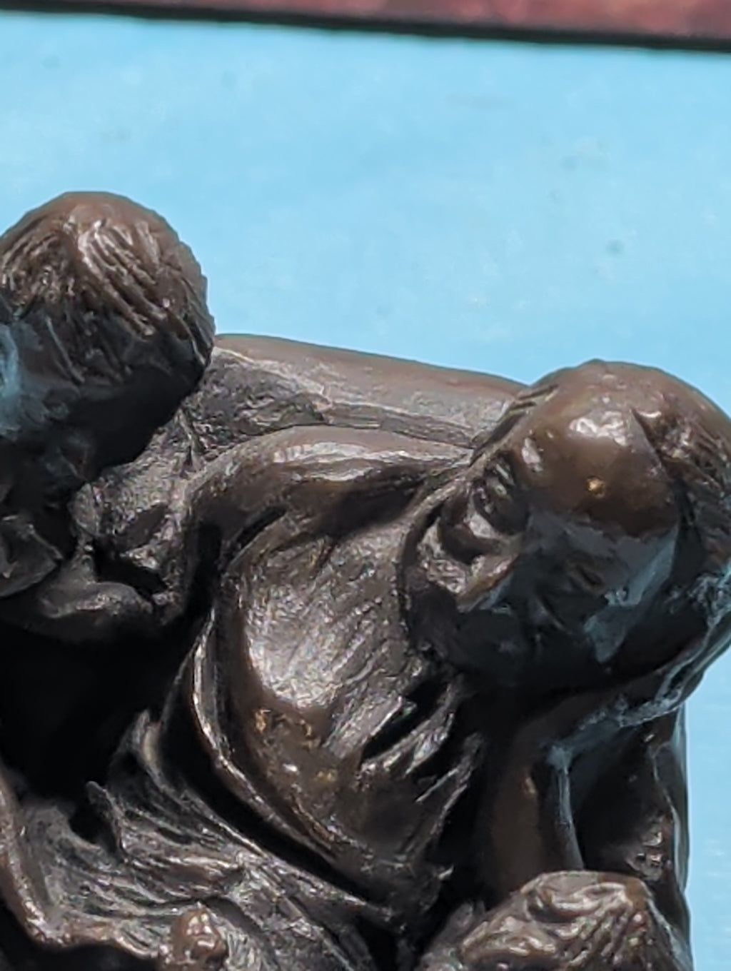 Antike Bronzefigur – Vater und Kind, Frankreich um 1900, 14 cm