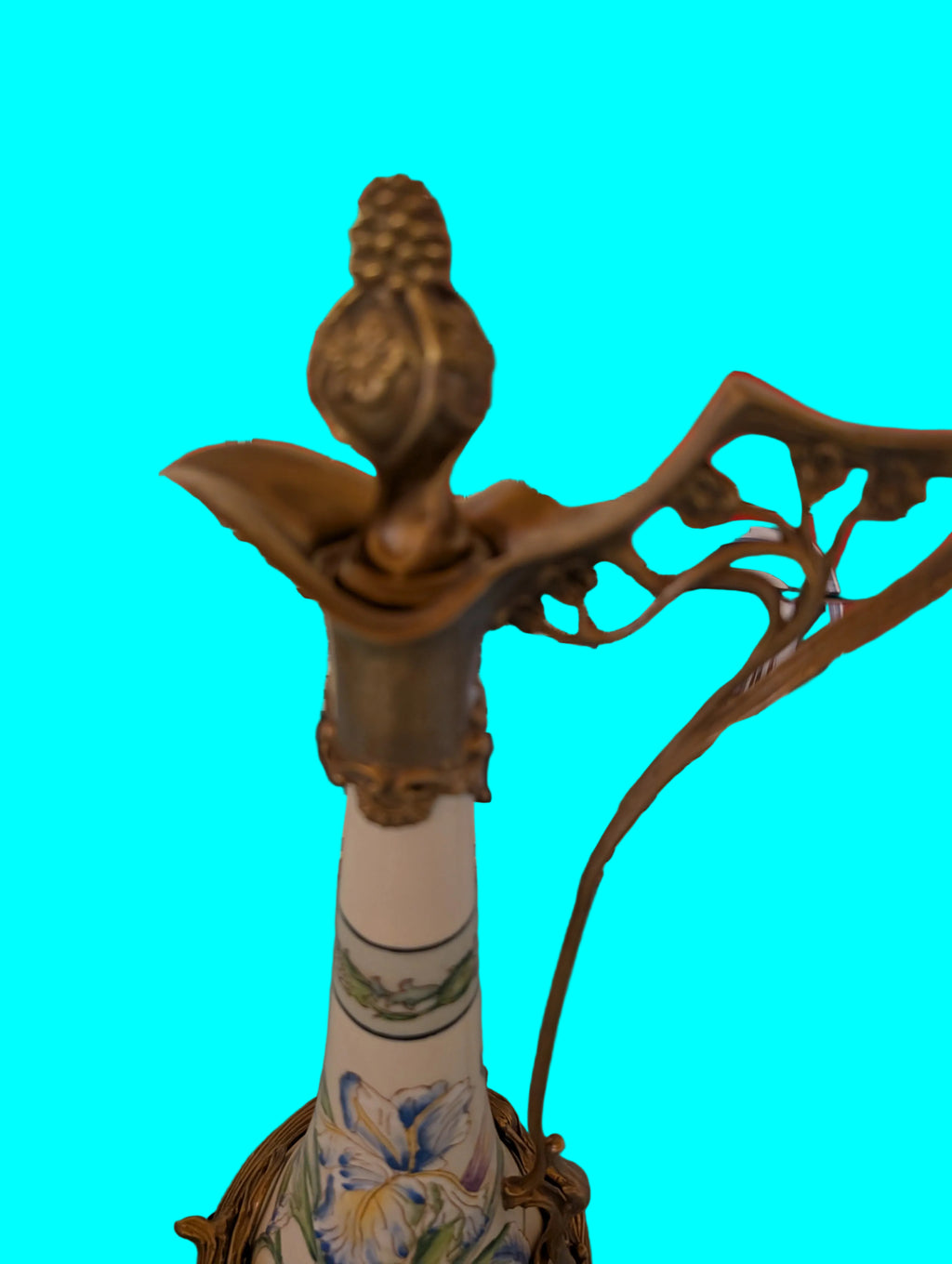 Jugendstil Kanne aus Bronze und Porzellan mit Iris und Landmuster