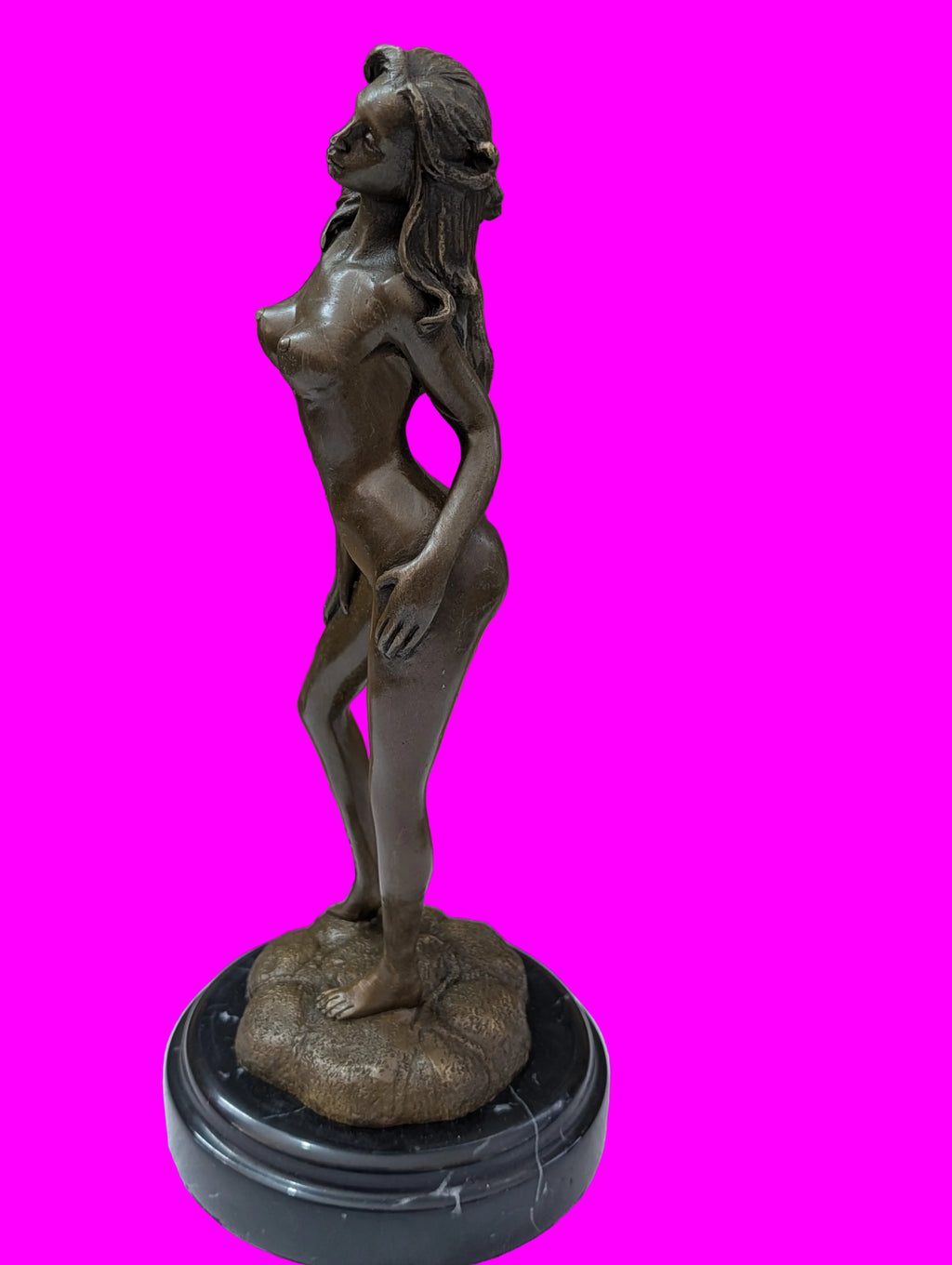 Bronzefigur Dame ihre Schönheit zeigend – Elegante Skulptur
