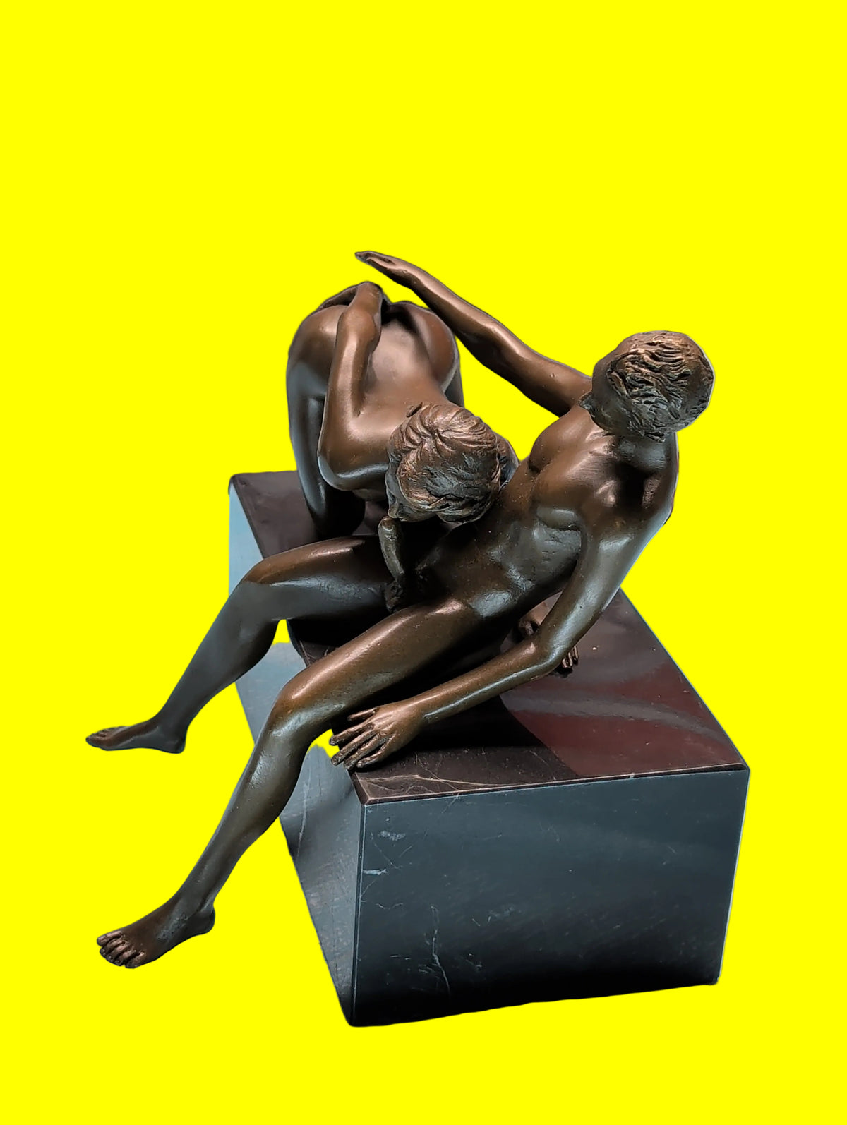 Moderne Bronzefigur Paar auf Marmorsockel – 18 x 17 cm, Liebhaberstück