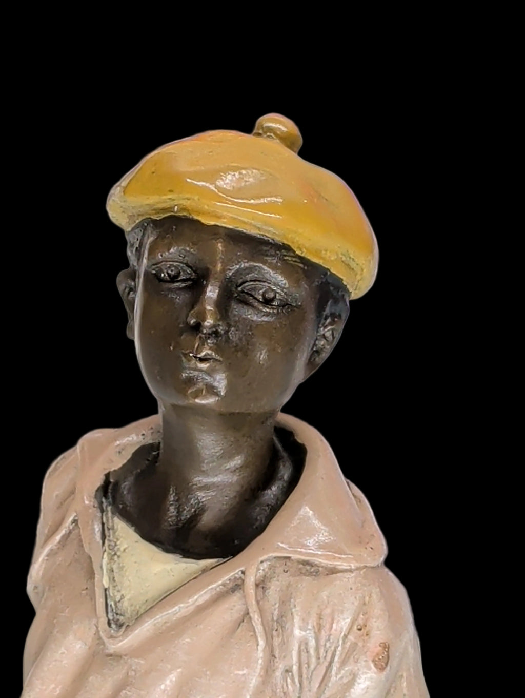 Moderne Bronzefigur Knabe mit Händen in der Tasche – Handbemalt, Signiert, 23 cm