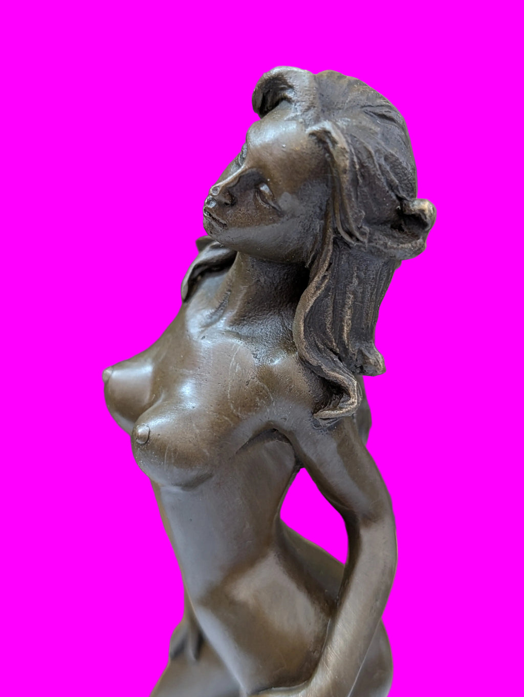 Bronzefigur Dame ihre Schönheit zeigend – Elegante Skulptur
