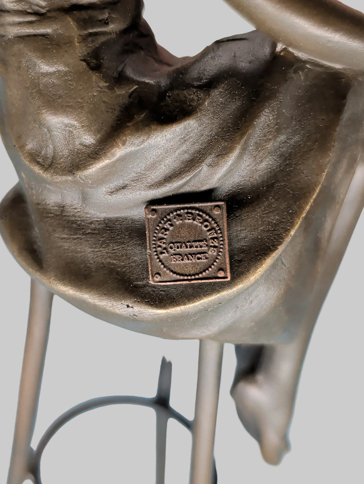 Moderne Bronzefigur Lady mit Hut auf Barstuhl – Hochwertige Bronze, 28 cm