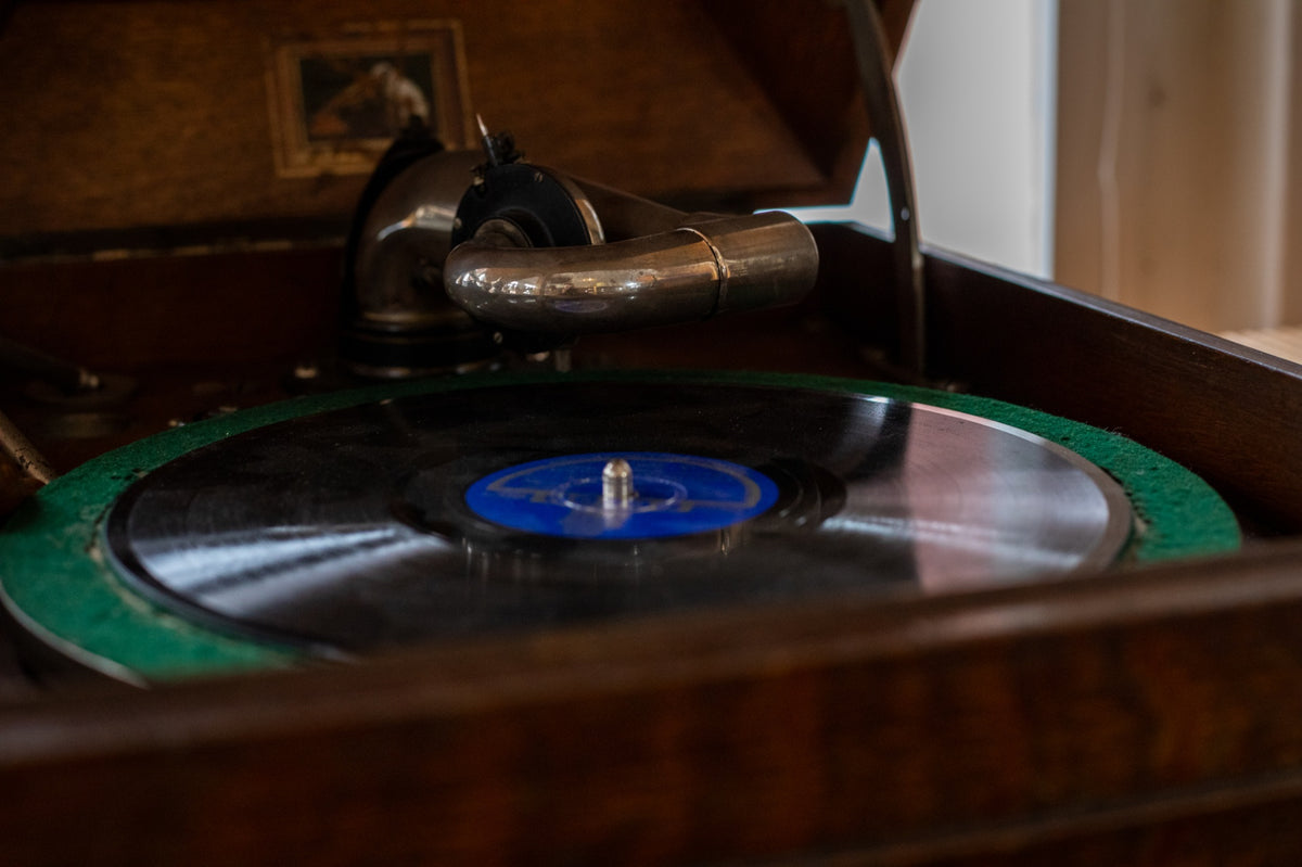 Grammophon Schallplatte und Tonarm Detailansicht
