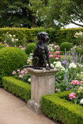Eisenskulptur sitzender Jagdhund schwarz patiniert